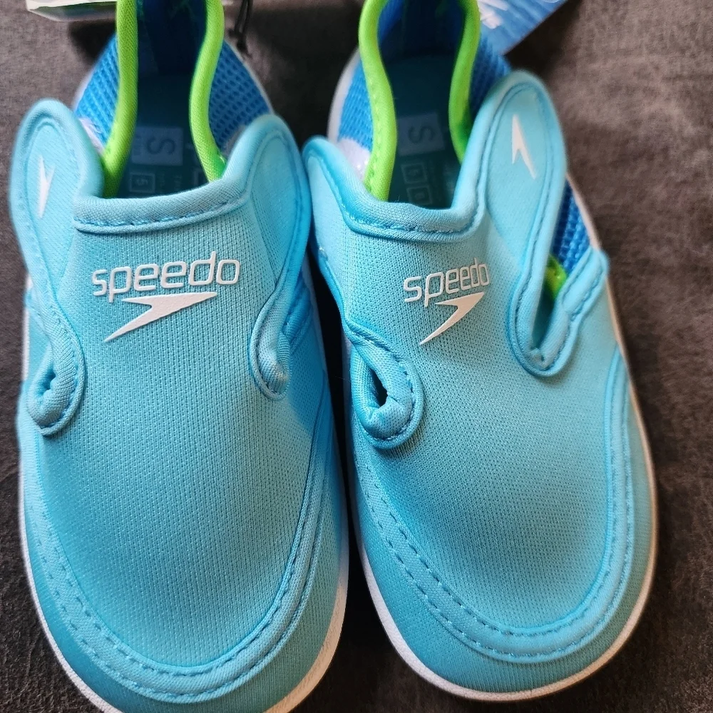 Speedo toddler swim shoes size SMALL 5/6. Speedo blue swim shoe